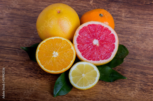 Fototapeta Naklejka Na Ścianę i Meble -   citrus fruit (slice lemon, slice orange, slice grapefruit and tangerine) with leaves  