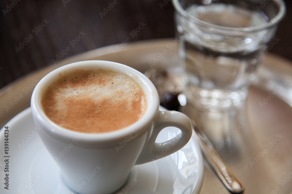 Eine Tasse Espresso und ein Glas Wasser Stock-Foto | Adobe Stock