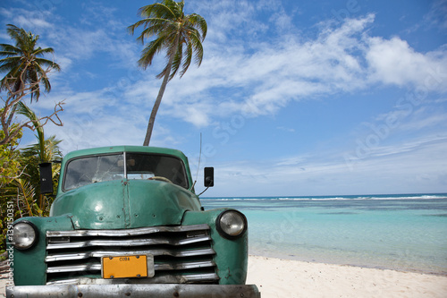 vieille voiture cubaine sur la plage © Marc AZEMA