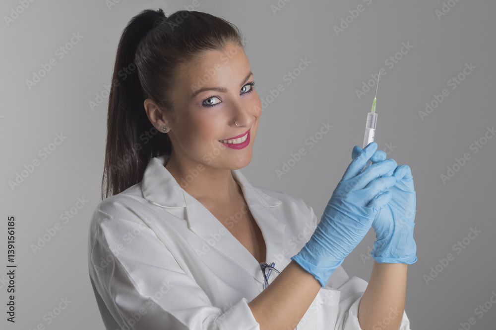 Guapa Doctora con jeringa Guapa Doctora con jeringa