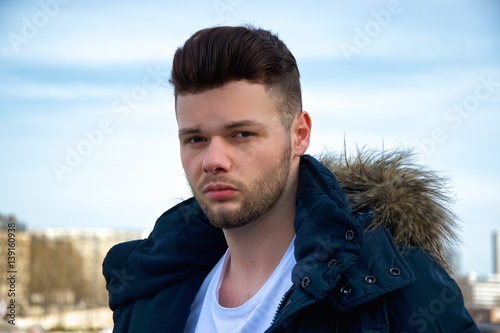 Portrait d'un jeune garçon mal rasé