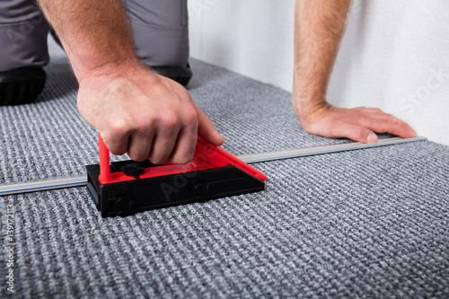 Fotografie Craftsman's Hands Laying Carpet