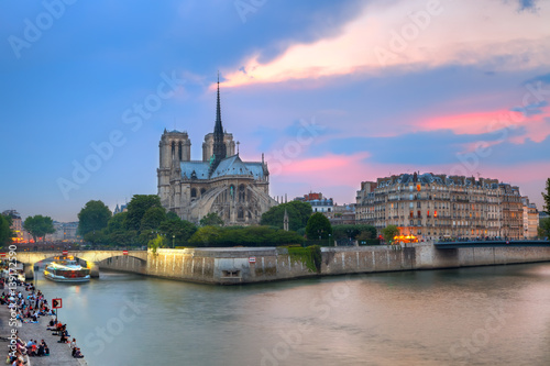 Notre Dame de Paris at night © sborisov