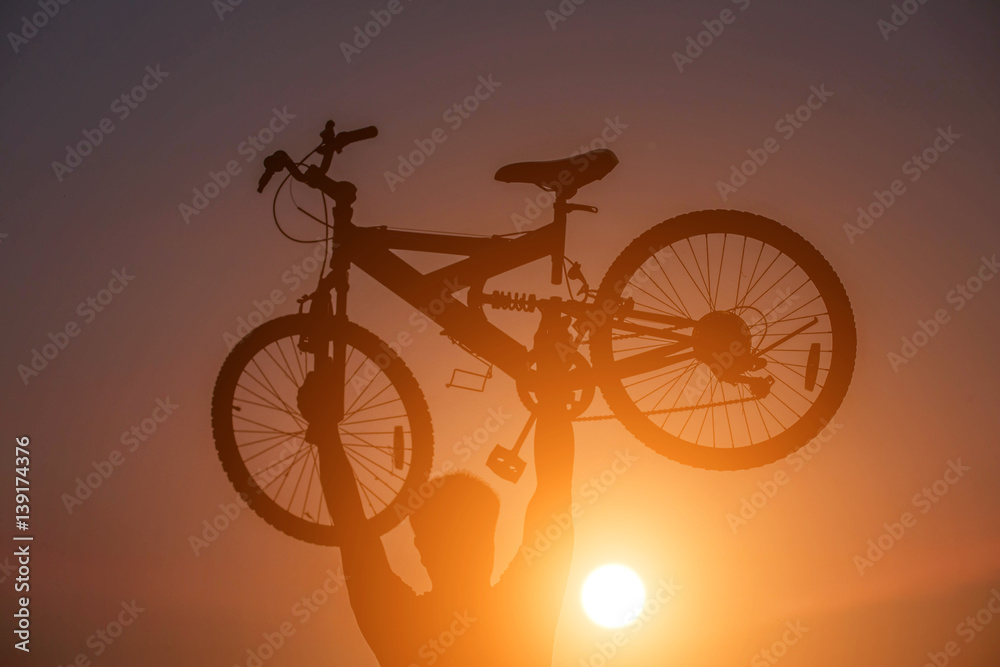 Fototapeta premium Man lifting a bicycle 