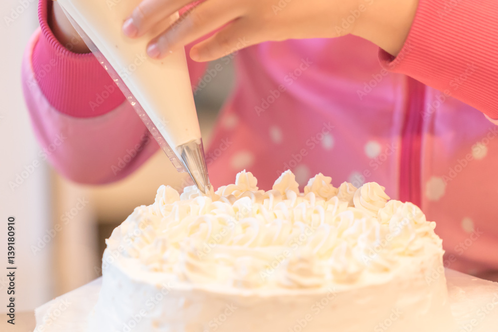 ケーキを作る少女