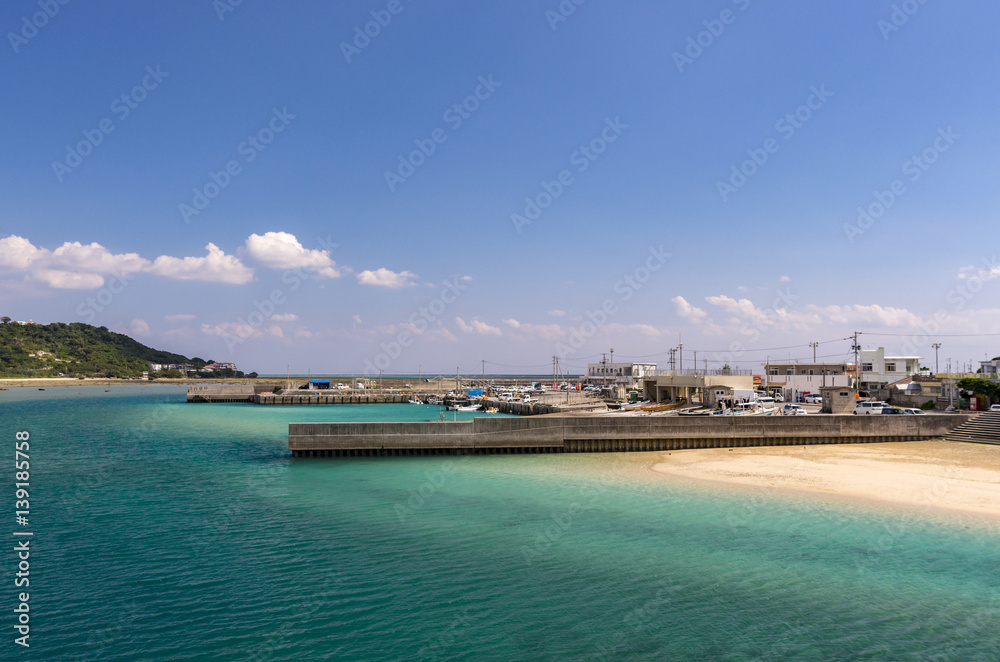 沖縄　奥武島の青い海