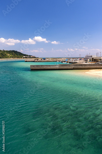Fototapeta Naklejka Na Ścianę i Meble -  沖縄　奥武島の青い海