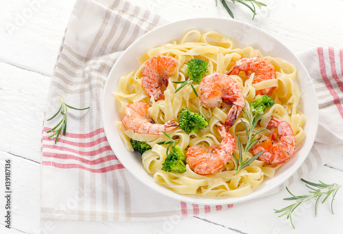 Pasta with shrimps and vegetables.