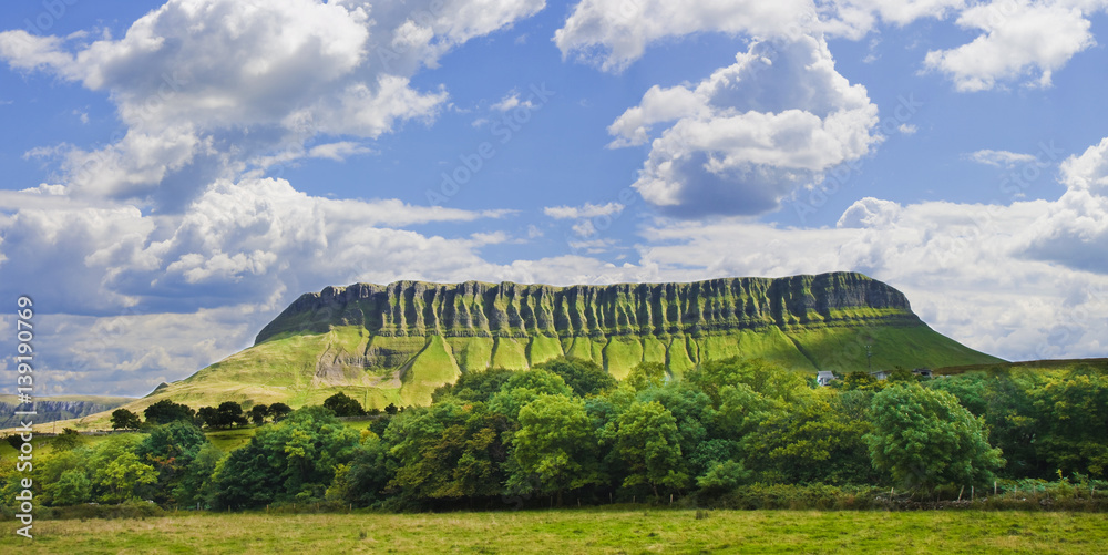 Typical Irish landscape with the Ben Bulben mountain called "table Mountain" - Ireland - obrazy, fototapety, plakaty 