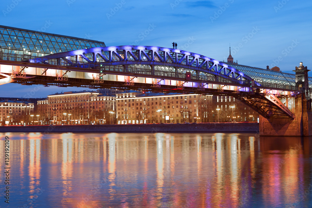 Fototapeta premium Москва. Пешеходный мост через Москва-реку вечером.