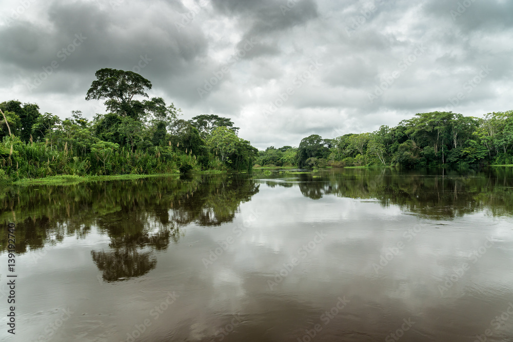 Unterwegs auf einem Nebenfluss des Amazonas in Bolivien Unterwegs auf einem Nebenfluss des Amazonas in Bolivien