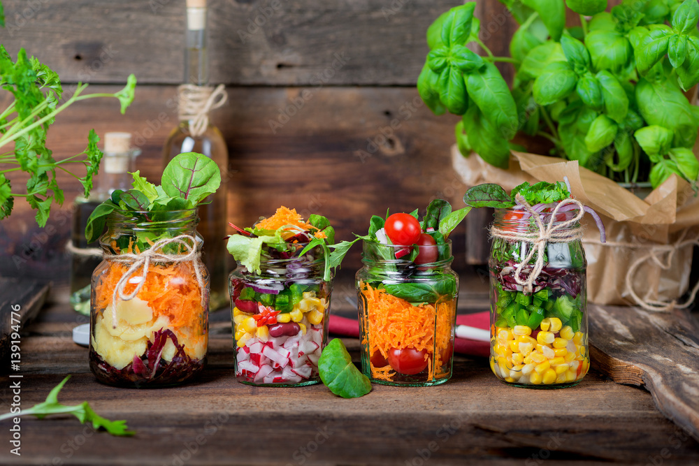 Fototapeta Sałatka w słoiku - Shaking Salad - Trend Food - Fasting & Dieting