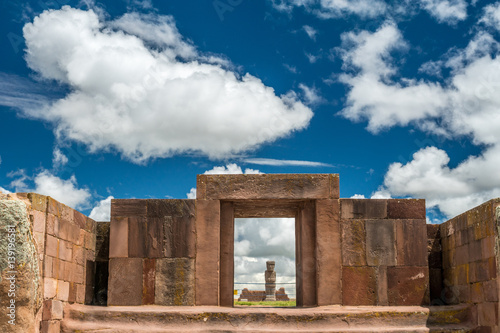 Statue El Fraile in den Ruinen von Tiahuanacu, Bolivien photo