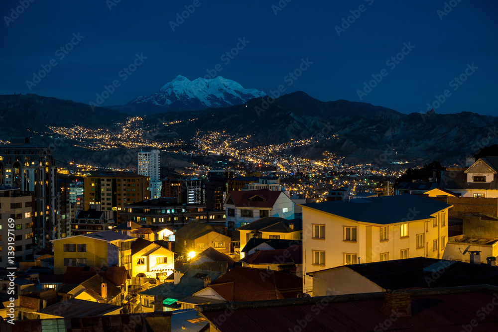 La Paz mit dem Llaima bei Nacht