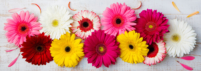 Handdoek met foto Gerbera Gerbera's op wit houten oppervlak  © annapustynnikova