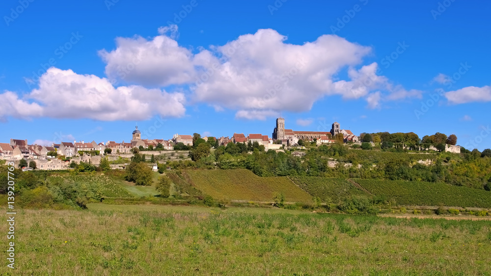 Vezelay, Burgund in Frankreich  - the town Vezelay, Burgundy