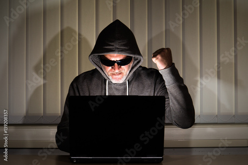 Hacker am Laptop