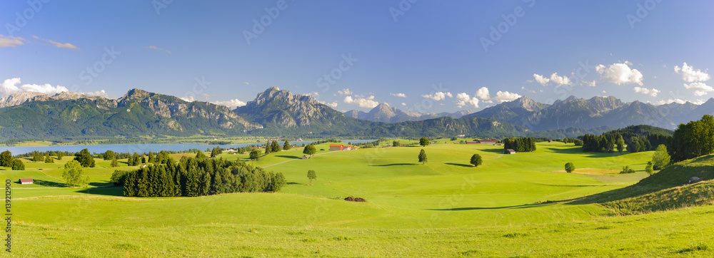 Panorama Landschaft im Allgäu bei Füssen mit Bergkette der Alpen