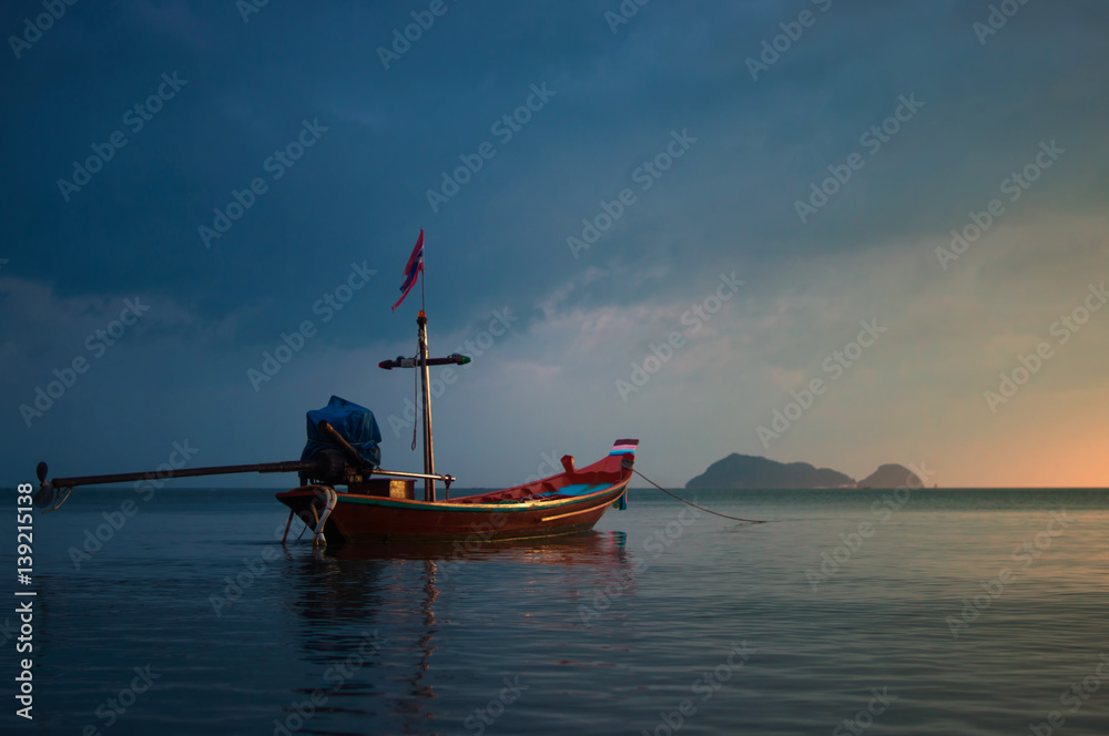 Fototapeta premium fishing boat at sunset