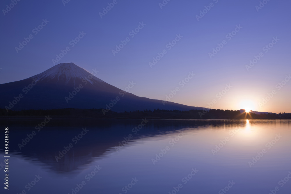 富士山と湖　日の出