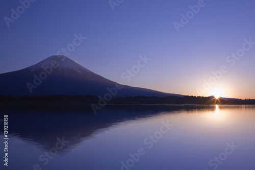 富士山と湖 日の出