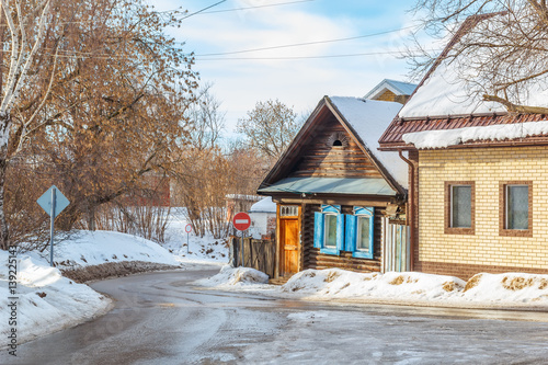 Маленький деревянный дом в городе Городец Нижегородской области весной photo