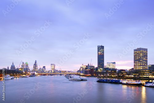 UK, London, skyline with River Thames at dawn © Westend61