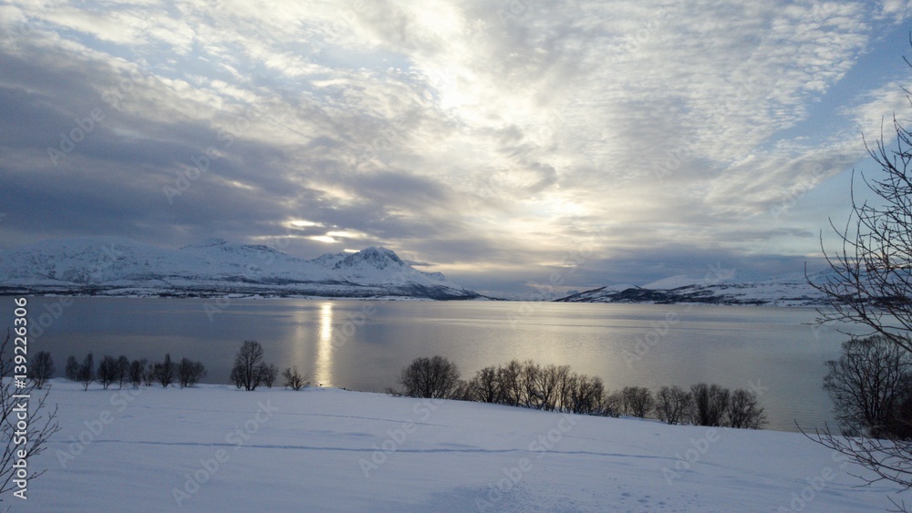 Dämmerung am See Tromsö, Norwegen
