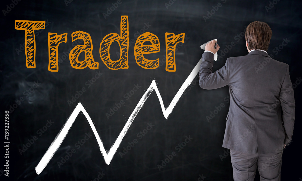 Businessmann schreibt Trader auf Tafel Konzept Businessmann schreibt Trader auf Tafel Konzept