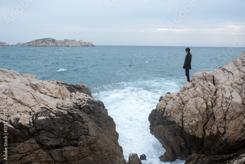 Jeune-homme seul au bord de la mer