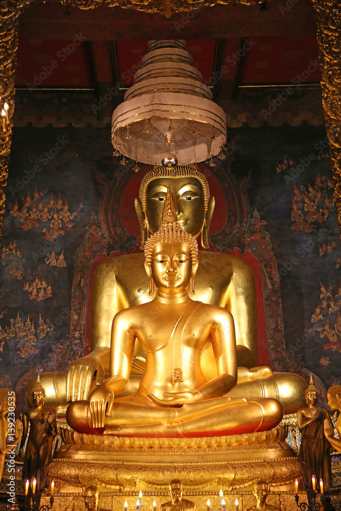 Obraz premium Beautiful of golden Buddha statue and thai art architecture in Wat Bovoranives, Bangkok, Thailand.