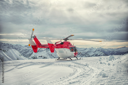 Fototapeta Śmigłowcowa ratownicza góra w zimie