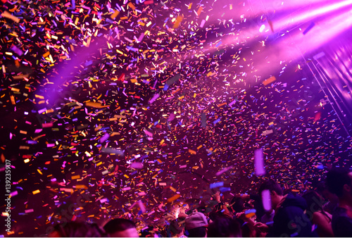 Fotografía Confetti fired on air during a concert