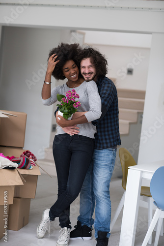Tableau sur toile multiethnic couple moving into a new home