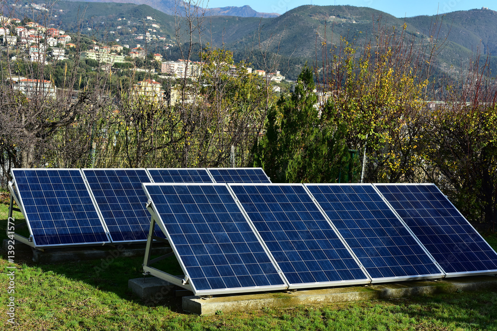 Pannelli solari usati nell'agricoltura Stock Photo | Adobe Stock
