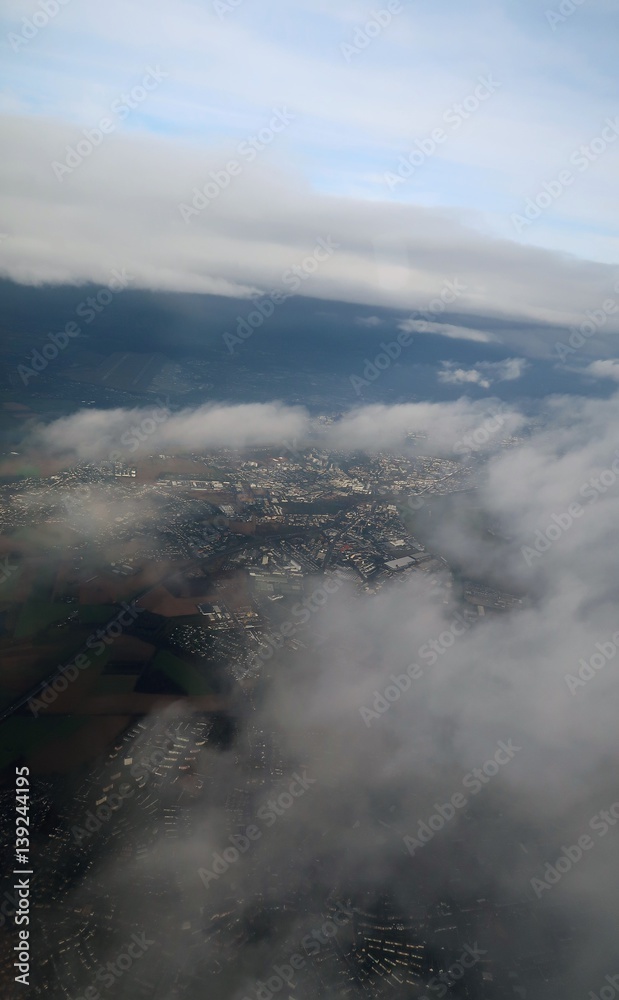 A travers les nuages au-dessus de Düsseldorf