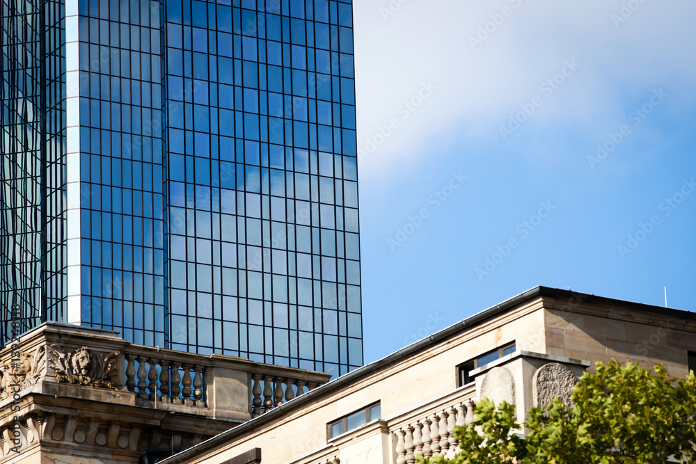 Obraz premium Modern highrise and traditional building