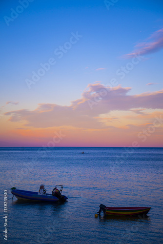 Fototapeta Naklejka Na Ścianę i Meble -  Beautiful cnad colorful pink, purple, blue and violet horizon sunset from the beach