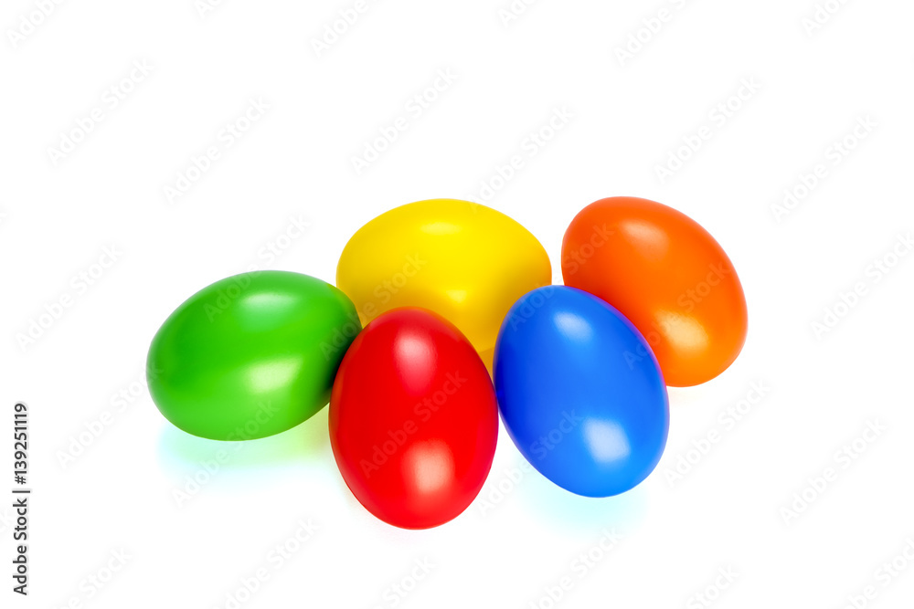 Fünf bunte Eier vor einen Weißen Hintergrund Fünf bunte Eier vor einen Weißen Hintergrund