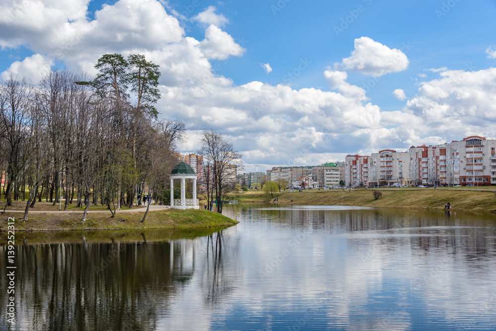 Obraz premium Spring view of the city park and pond