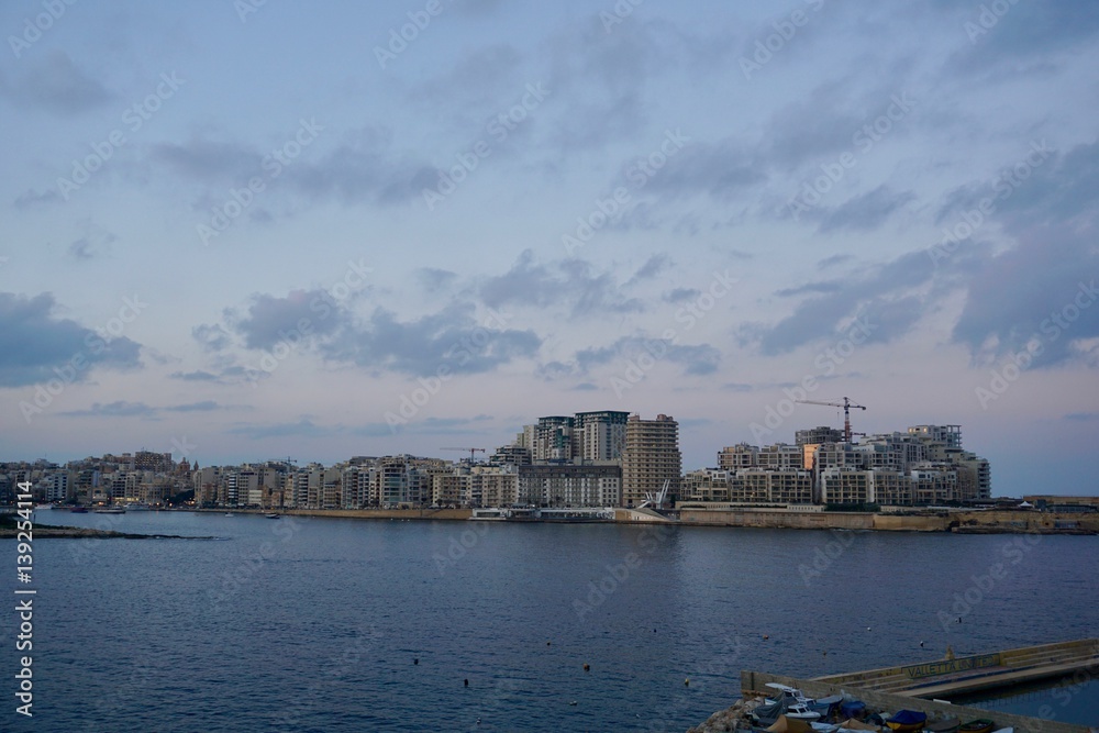 Fototapeta premium Three Cities - Küste am Abend