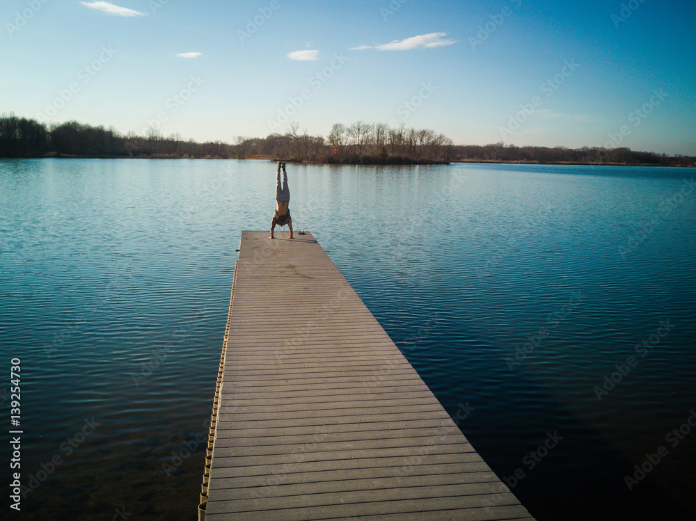 Obraz premium Handstand at the lake