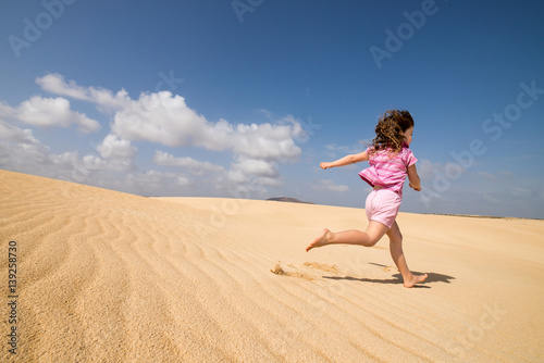 Photos jolie jeune fille jouant dans le sable
