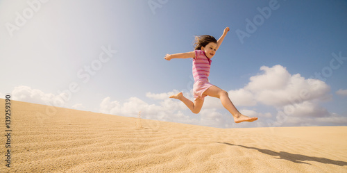 jolie jeune fille jouant dans le sable photo