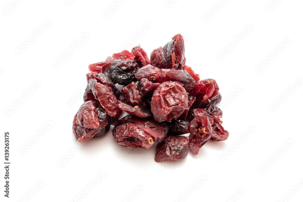 Cranberries getrocknet isoliert auf weiß Cranberries getrocknet isoliert auf weiß