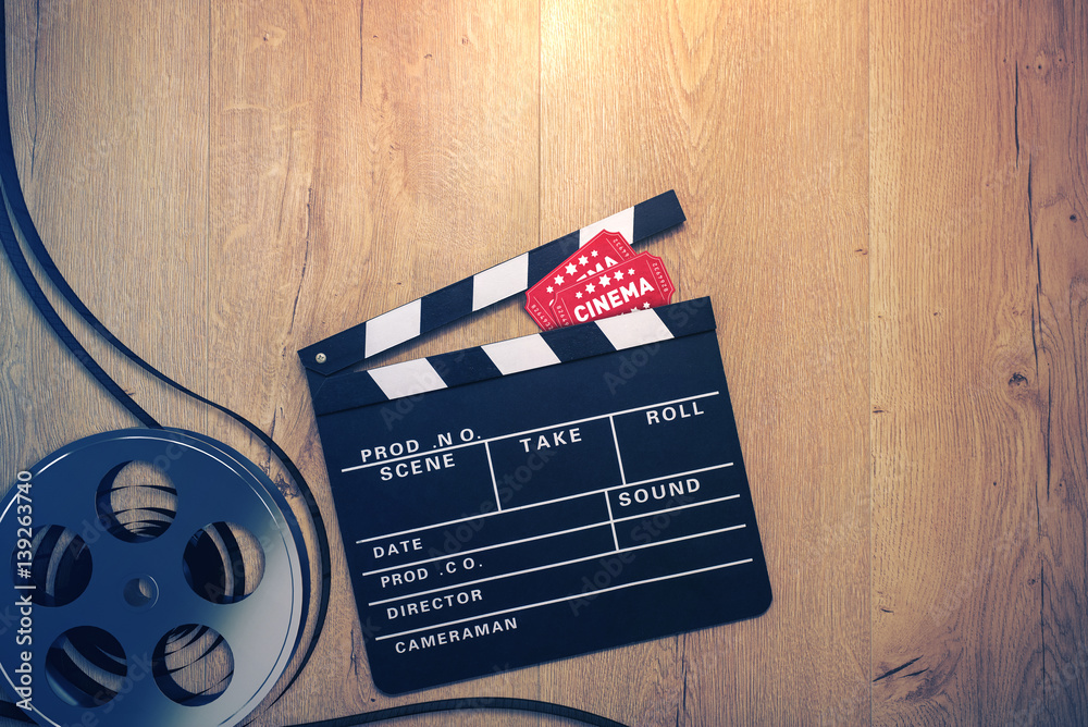 Naklejka premium Kino Hintergrund mit Filmklappe, Eintrittskarten und Filmrolle