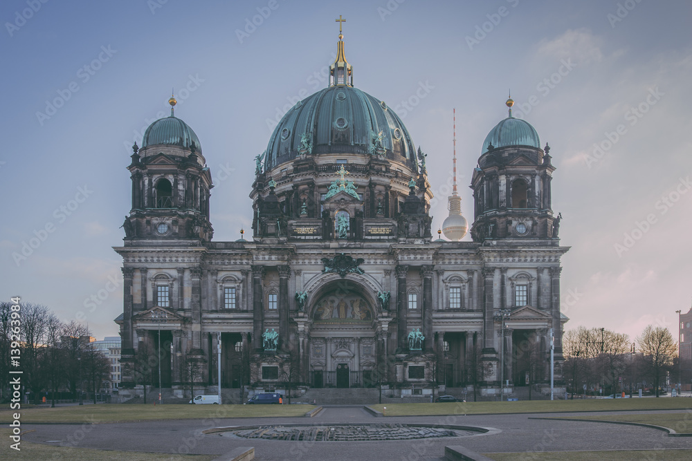 Φωτογραφία The Berlin Cathedral on the Museumsinsel in Berlin, Germany on a morning in Febr