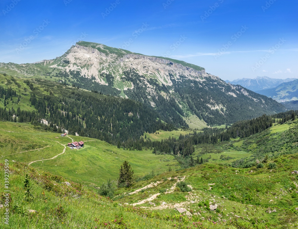 Blick zum Berg Hoher Ifen über die Schwarzwasserhütte und das Schwarzwassertal, Allgäuer Alpen, Österreich
