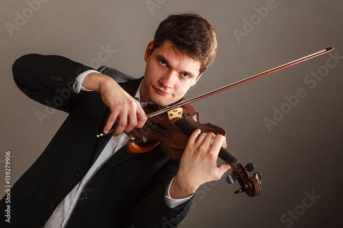 Obraz na płótnie Man man dressed elegantly playing violin