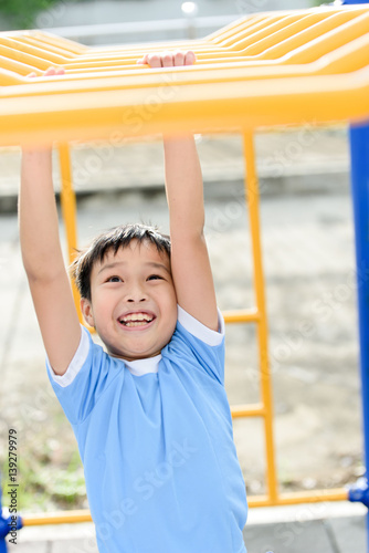 Young boy play with yellow bar © TinPong